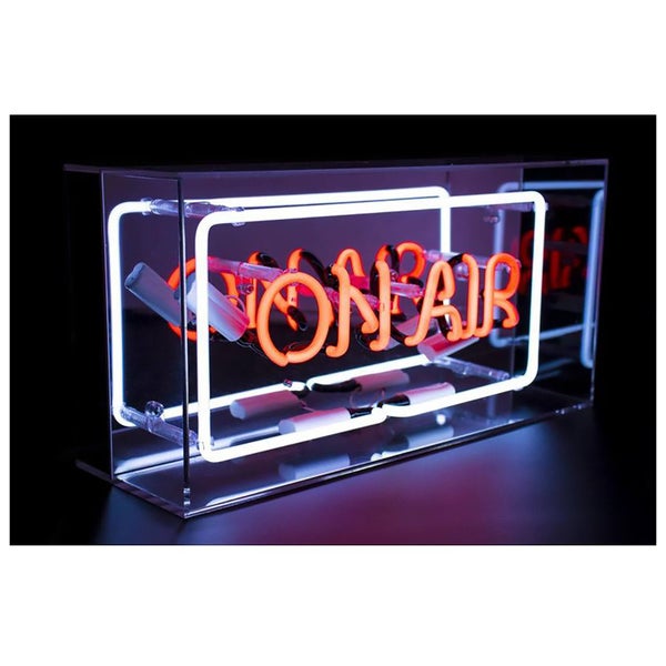 Plexiglas box met neon 'On Air'-bord