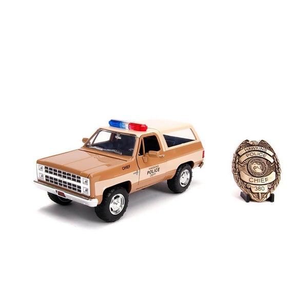 Figurine moulée échelle 1:24 Jada Stranger Things Chevy Blazer de Hopper avec badge de shérif
