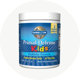 Una confezione blu di Primal Defense per bambini di Garden of Life su uno sfondo bianco.