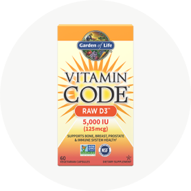Una confezione arancione di Vitamin code Raw D3 di Garden of Life su uno sfondo bianco.