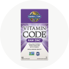 Una confezione viola Zinco Raw Vitamin Code di Garden of Life su uno sfondo bianco.