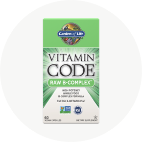 Una confezione verde di Vitamin Code Raw B-complex di Garden of Life su uno sfondo bianco.