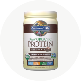 Una confezione di proteine biologiche Raw al cioccolato di Garden of Life su uno sfondo bianco.