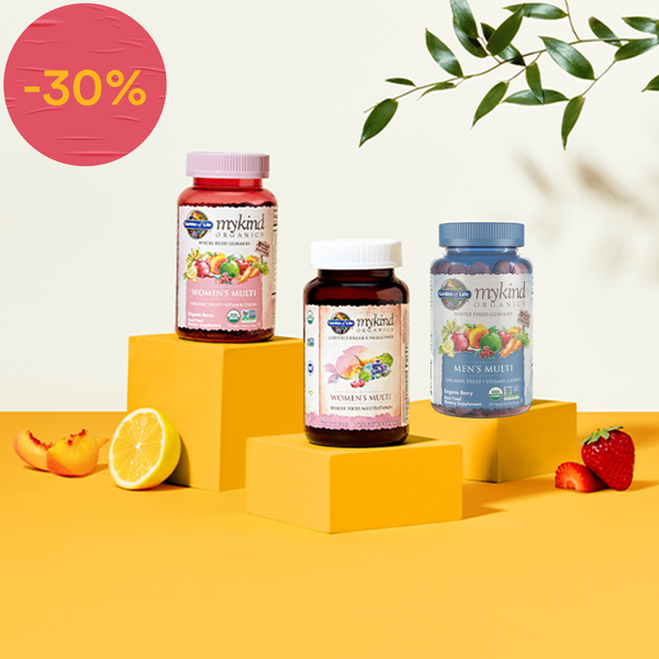 Le confezioni mykind si trovano su un tavolo bianco. Un limone presente sullo sfondo.