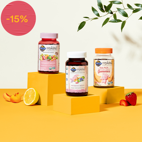 Le confezioni di Zinco Raw Vitamin Code, Raw vitamin c e Raw b-complex di Garden of Life si trovano su un tavolo bianco. Un limone presente sullo sfondo.
