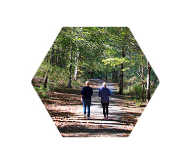 2 Frauen laufen im Park