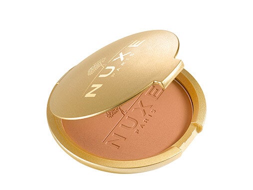 Offering an immediate healthy glow effect, the bronzing powder enhances a tan and illuminates the complexion.
