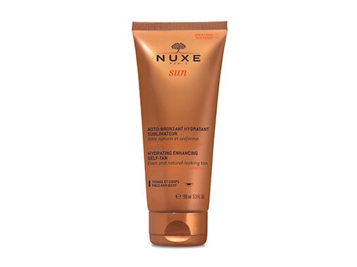 Illuminates the skin with a natural and even tan