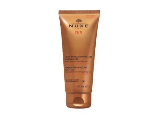 Illuminates the skin with a natural and even tan