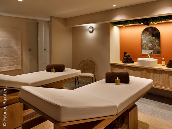 Au cœur de la station de Val Thorens, ressourcez-vous au Spa Nuxe de l'Hôtel Marielle****, en plein coeur de la plus haute station d’Europe, sur le point culminant des 3 Vallées.<br><br> Bénéficiant de 4 cabines de soins dont 1 duo, d’un hammam et d’un sauna, cet espace bien-être est le cocon idéal pour se prélasser longuement après une journée riche en