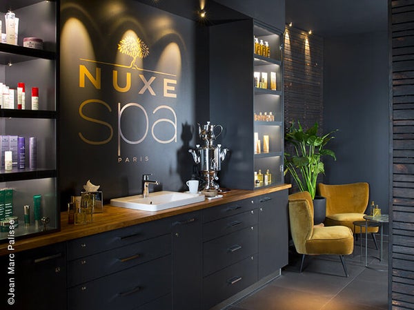 C’est à Montmartre que le SPA NUXE du Terrass’’ Hôtel vous ouvre ses portes. À l’entrée de la butte, cet établissement prisé des artistes veille sur Paris depuis 1911 et offre l’une des plus belles vues sur Paris.<br> Un lieu quasi-mythique qui vous invite aujourd’hui à la détente.<br><br> Composé d’une cabine duo, d’un hammam et d’un sauna, le Spa NUXE du Terrass’’ Hôtel apparaît comme un cocon Prodigieux®. Il vous invite à un véritable voyage des sens loin du tumulte parisien.<br><br> Dans ce lieu en toute intimité, le pouvoir des manœuvres exclusives NUXE Spa vous envoûtent et la magie opère pour un moment de bien-être et d’exception. <br>