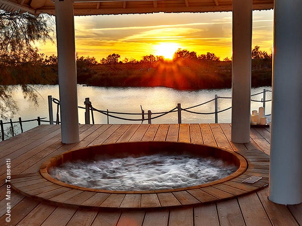 Niché au bord du Parc naturel régional de Camargue, le Spa NUXE de l’hôtel Mas de la Fouque**** vous offre une expérience de bout du monde à 1h30 de Paris. <br><br> Composé de 2 cabines, 1 yourte duo, hammam, sauna, jacuzzi et piscine extérieurs, le Spa offre un cadre magique. Entouré d’un immense plan d’eau où se promenent cygnes blancs, chevaux sauvages et flamants roses ; c'est le lieu idéal pour vivre un véritable moment d'évasion ouvert sur la nature. <br><br> La carte propose les incontournables des Spas NUXE et des soins composés sur-mesure tels que le massage Mas de Fouque d'1h30 ou l'Escapade en Camargue.