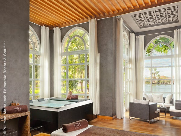 Au coeur de la Palmeraie, l'hôtel Pullman Marrakech Palmeraie Resort and Spa***** vous offre un réel moment de bien-être dans le Fit and Spa Lounge by NUXE. Entouré de 17 ha de jardins, c'est le lieu idéal pour découvrir les bienfaits des soins orientaux.<br><br>  Composé de 4 cabines, hammam et jacuzzi, le Spa offre un cadre magique avec sa fontaine entourée de colonnades et son ciel vitré.<br><br>  La carte propose les incontournables des Spas NUXE et en exclusivité, 3 « Voyages d’Exception » qui combinent la sensorialité glamour de l’Huile Prodigieuse® OR avec des techniques manuelles expertes.