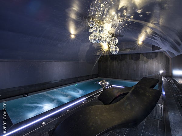 Situé au cœur de la capitale des Ducs de Bourgogne, cet écrin chic et feutré au design inspiré du 7ème art, vous offre une expérience unique et originale.<br><br> Le Spa NUXE vous propose 2 cabines de soins et une duo, une piscine avec nage à contre courant, un sauna et un hammam: une invitation à la détente et à la sérénité.<br><br> À la carte, les incontournables des Spas NUXE : soins visage et corps, massages d'exception ainsi que des escapades exclusives. Véritable immersion dans le cinéma italien des années 1960, le soin signature