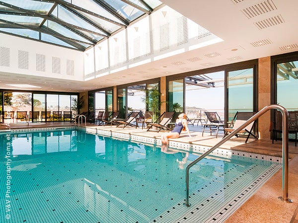 Au cœur de la côte de Granit Rose, découvrez le Spa NUXE de l'Hôtel l'Agapa***** situé dans un environnement unique avec vue sur mer et l’archipel des 7 îles.<br><br> Cet espace de 400 m² propose 10 cabines, hammam, sauna, bain à remous et salle de fitness pour se prélasser à loisir. Le plus ? Une vaste piscine intérieure de 40 m².<br><br> Pour la carte de soins, ce Spa nous offre un véritable voyage sensoriel.<br> Celle-ci joue en effet la diversité en nous faisant découvrir les soins incontournables des Spas NUXE ainsi que des soins spécifiques au lieu tels que des enveloppements d'algues, hydromassages et massages exotiques.