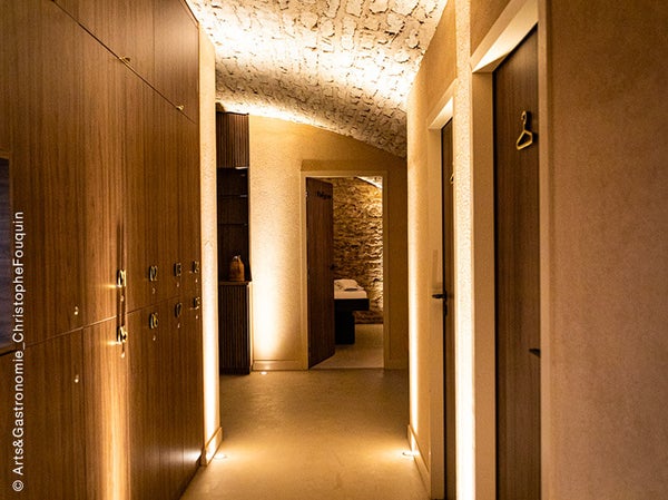 10-12, boulevard Maréchal Foch 21200 BEAUNE reservation@cedrebeaune.com<br> Tél.: +33 (0) 3 80 24 01 01