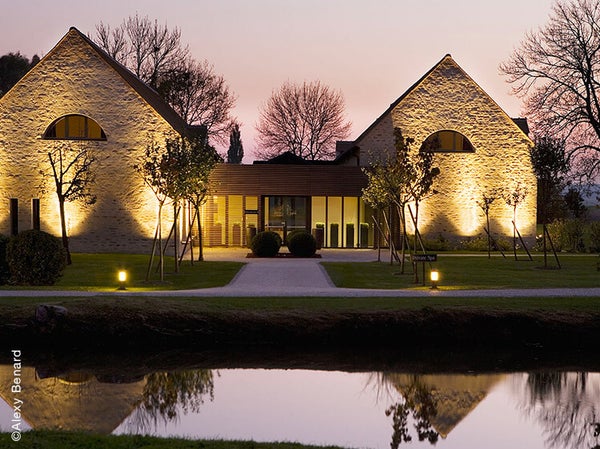 Au sein d’un petit village éponyme à 40 km de Paris se trouve le Spa NUXE du Château de Villiers-le-Mahieu****. <br><br> L’établissement y accueille ses hôtes au sein d’un espace de 700 m² dédié au bien-être. Baigné de lumière grâce à sa verrière à ciel ouvert, le Spa est composé de 4 cabines (dont une cabine duo), d’un bel espace humide comprenant une piscine (bancs hydromassants, nage à contre-courant, canons à eau), une douche tropicale, un hammam et un sauna. En été, le solarium extérieur donnant sur le parc arboré, vous permettra de profiter d’un moment de détente. <br><br> La carte de soins NUXE Spa, composée d’une sélection de soins incontournables adaptés à toutes les envies, vous présente le soin exclusif « Rituel Secret de Bien-Être » : 1h30 de soin visage complet adapté à votre peau et d'un NUXE Massage® sur mesure pour se relaxer. d’une journée au parc d’attraction.