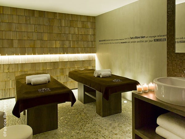 Après une rénovation audacieuse, l’Araucaria Hotel & Spa**** va éblouir ses hôtes en leur proposant le raffinement d’un 4 étoiles et une atmosphère propice à la détente. <br><br> Au sein de cet établissement à la décoration chic et sportive, on découvre un Spa NUXE de 450m² offrant des sensations uniques pour ressourcer le corps et l’esprit : piscine, sauna, tepidarium, grotte de glace…   <br><br> Dans l’une des 4 cabines de soins (dont 2 cabines duo avec vue sur les montagnes), on découvre le NUXE Massage® incontournable des lieux : L’Araucaria (1h15 – 133€), une expérience unique qui aide à retrouver énergie et sérénité grâce à l’association de gestuelles délassantes et de galets en bois chauds.