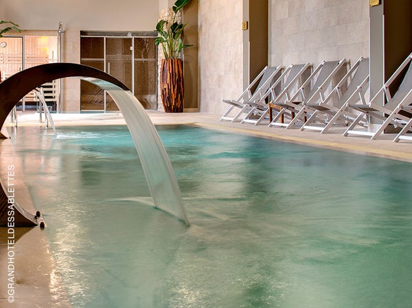 C'est face à la Méditerranée, que le Spa NUXE du Grand Hôtel des Sablettes - Plage**** vous ouvre ses portes et vous invite au lacher-prise, bercé par le doux son des vagues. <br><br> Dans un espace de 300 m2, 3 cabines de soins, piscine intérieure, piscine extérieure, bain à remous, sauna et hammam, le Spa NUXE est une bulle ressourçante dans laquelle vous pourrez vous abandonner totalement aux mains expertes de nos praticiennes. <br><br> La carte reprend les incontournables des Spas NUXE ainsi qu'un soin exclusif. Ce massage unique dénoue toutes les tensions grâce à l'utilisation de roseaux associée à l'Huile Prodigieuse®: sérénité et vitalité à la clé.