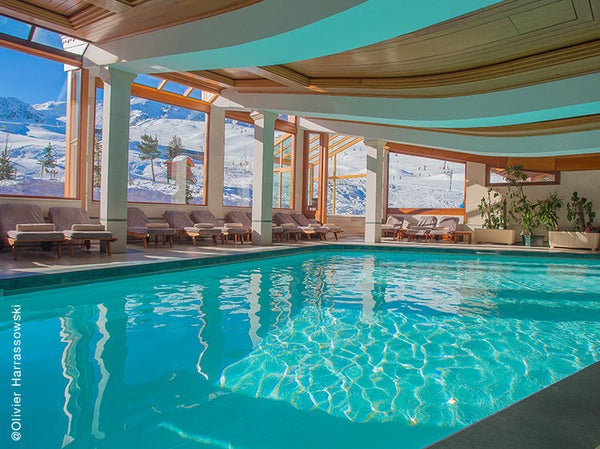 Situé à 1900m d’altitude, l’Annapurna est l’hôtel le plus haut de Courchevel. Plongez dans l'univers Nature, Luxe & Prodige au sein du Spa NUXE et bénéficiez d'une vue unique sur les montagnes environnantes. <br><br> Composé d'une cabine, piscines, jacuzzi, saunas et hammams, ce Spa NUXE vous invite à vivre un sublime moment cocooning. L'atout du Spa ? Une piscine extérieure chauffée à 30°C pour un bain exceptionnel au coeur des sommets. <br><br> La carte de soins reprend les incontournables des Spas NUXE ainsi que des exclusivités à découvrir comme le NUXE Massage Black Star et l'Escapade L'Annapurna créés sur-mesure.