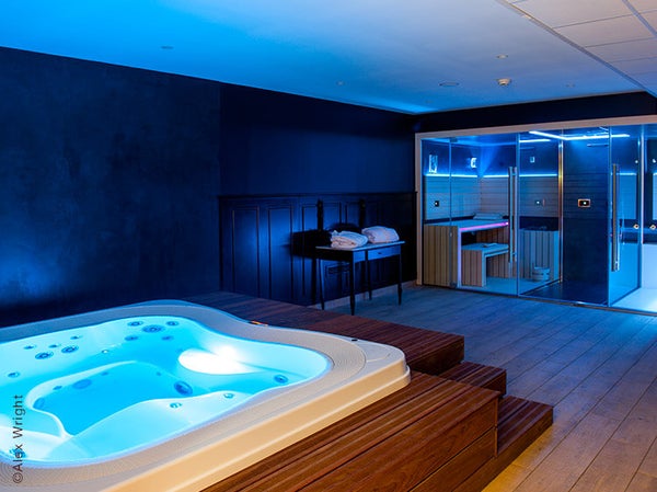Laissez-vous porter par la sérénité des lieux de l'hôtel Gallia et Londres**** dans une atmosphère douce et un design raffiné avec vue exceptionnelle sur le Sanctuaire de Lourdes. <br><br> Profitez de cet écrin de verdure pour vous ressourcer. <br><br> L'espace bien-être privatif - Jacuzzi, sauna et hammam - avec son univers très feutré vous invite à la détente.