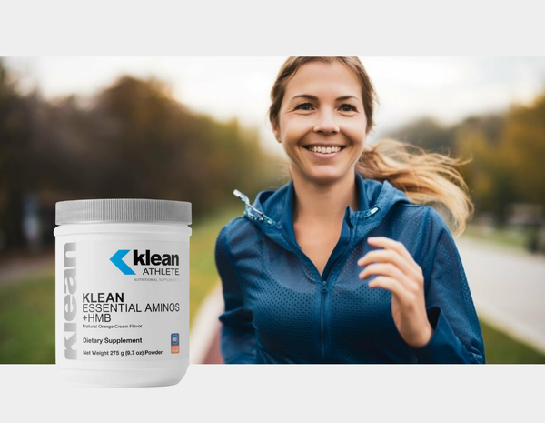 한 여성이 행복한 표정으로 야외에서 달리기를 하고 있으며, 그 앞에 클린 애슬리트 아미노산 파우더 제품이 놓여있는 배너