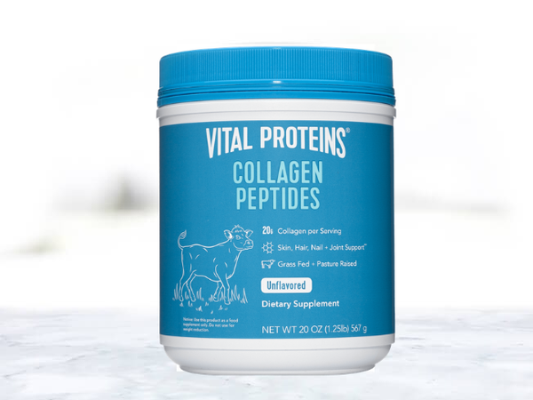 Голубая упаковка пептидов коллагена от Vital Proteins стоит белом столе и белом фоне.