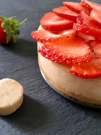 Mini Cheesecake with Strawberries. @nibblesimply Visit Instagram.