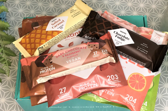 exante 800kcal plan - favourite box displaying contents, JUICED samples, salted caramel bar and the dark chocolate and raspberry vegan layered bars.