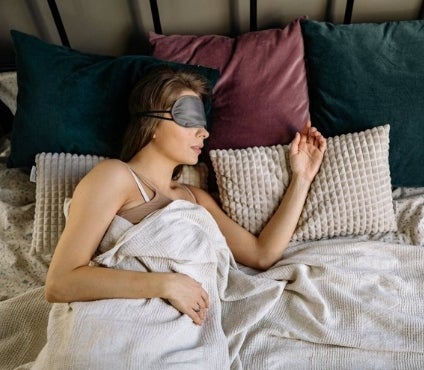 Les Experts vous révèlent les effets d’une mauvaise routine de sommeil sur votre peau