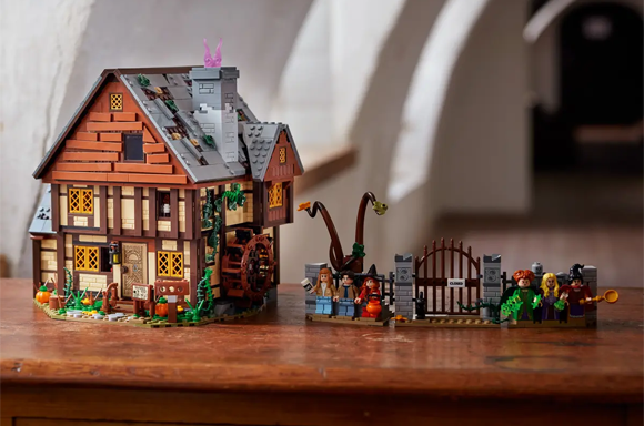 LEGO DISNEY HOCUS POCUS: THE SANDERSON SISTERS' COTTAGE