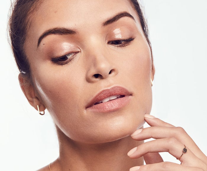 This beauty blogger contoured her whole body — to make an important point