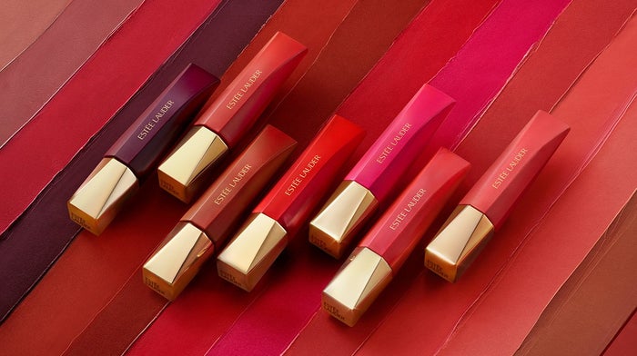 Produtos de maquilhagem da marca Estée Lauder numa variedade de cores