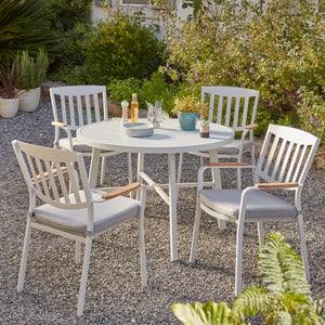 How To Create a White Garden Space