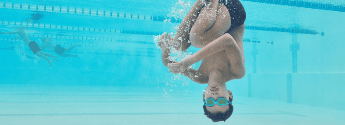 A kid in the swimming pool while on holiday
