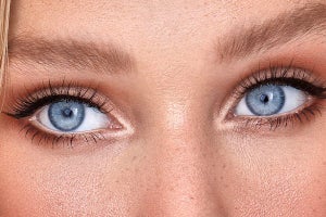 HOW TO APPLY FALSE LASHES FOR BEGINNERS