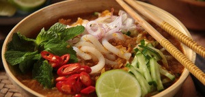 Fleischlose MIGHTY-Laksa Suppe (vegan) mit Chili-Grünkohlchips
