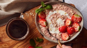 Super Berry Protein Porridge mit frischen Erdbeeren