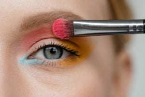 La guía esencial de brochas para maquillaje de ojos