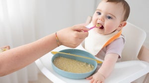 Svezzamento 7 mesi: schema pasti e alimenti consigliati