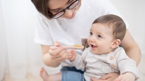 Svezzamento 8-12 mesi: schema pasti e alimenti consigliati