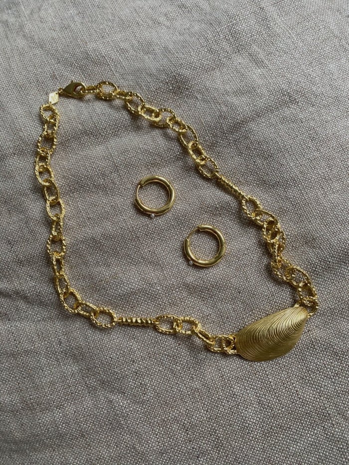 Anni Lu golden necklace and earrings