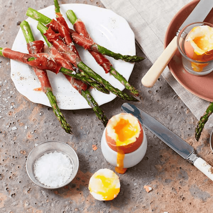 Spargel im Parmaschinken-Mantel mit weichgekochten Eiern