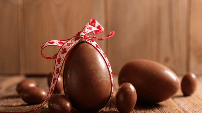 Huevos de pascua de chocolate y coco