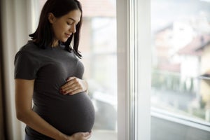 Dovrei cambiare la mia skincare routine durante la gravidanza?