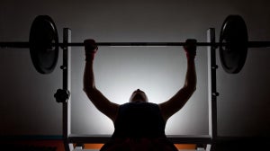 3 alternativer til barbell bænkpres | Slip for at stå i kø til flad bænk