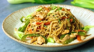 Chicken Chow Mein | Fakeaway opskrift