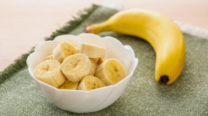 bowl of sliced bananas