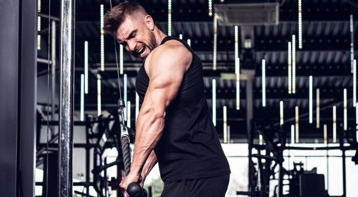 homme executant une extension triceps