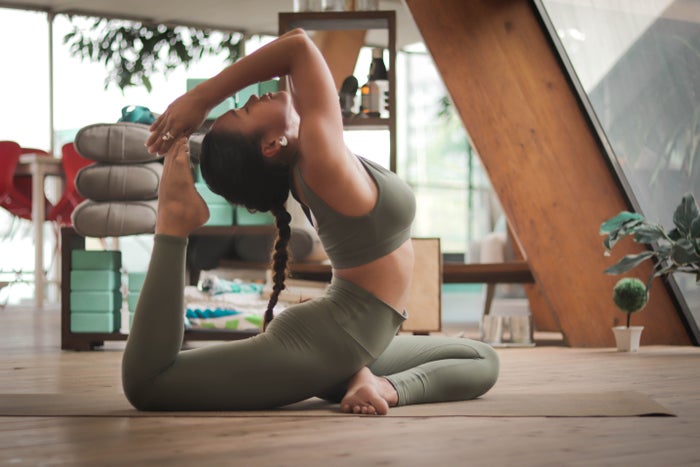 femme position de yoga